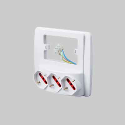 MULTIPRESA DA PARETE SCHUKO 'EMILIA SMART' ROSI 3 Prese schuko 2P+T 10/16A - Col. Bianco. Prezzo per Pezzo.